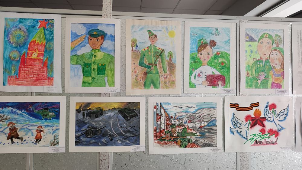 Во дворце открылась выставка рисунков "Краски Великой Победы"